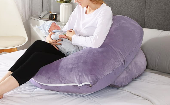 Chilling Home Pregnancy Pillows
