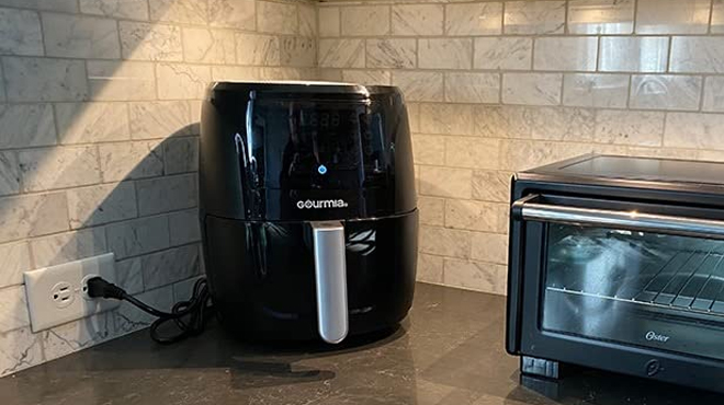Gourmia 6 Qt Digital Air Frye on The Kitchen Counter