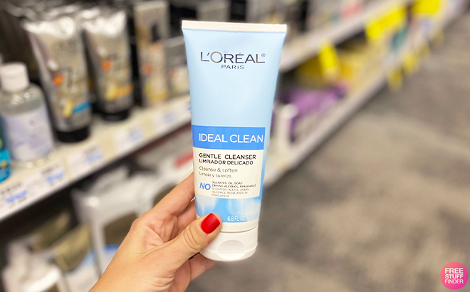 Hand Holding LOreal Paris Ideal Clean Daily Foaming Gel Cleanser 6 8 Oz