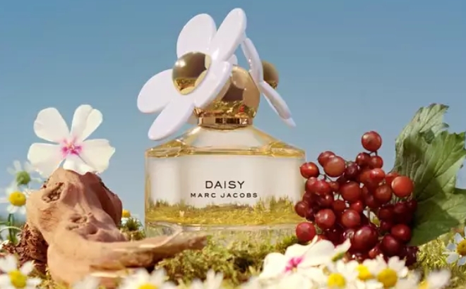 Marc Jacobs Daisy Eau de Toilette Womens Perfume Bottle in a Flower Field Marc Jacobs Daisy Eau de Toilette Womens Perfume Bottle in a Flower Field