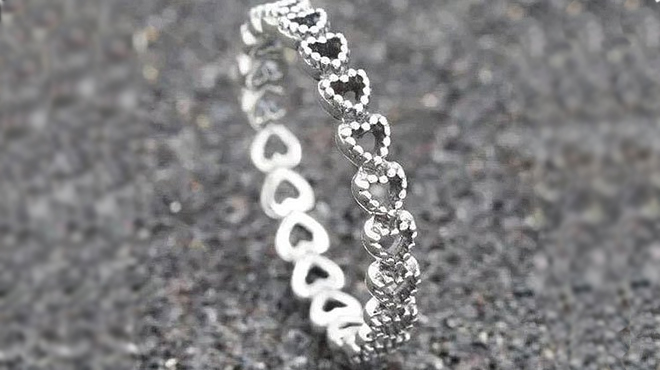 Chamonix Sterling Silver Heart Link Band Ring in Gray Background
