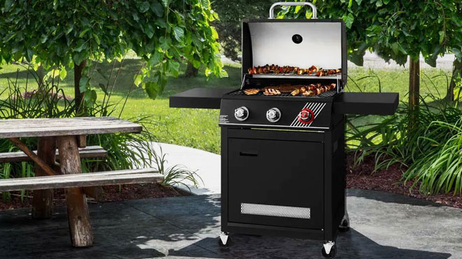 Dyna Glo 3 Burner Propane Gas Grill and TriVantage Cooking Sysytem