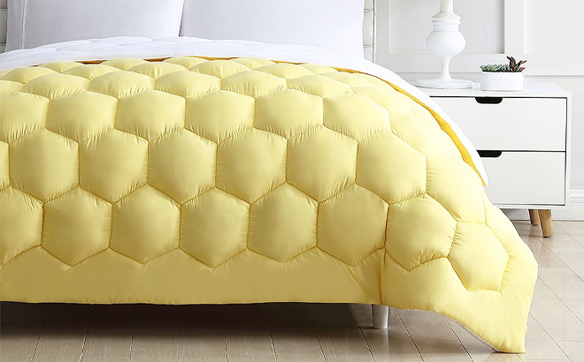 Spirit Linen Home Yellow White Honeycomb Comforter