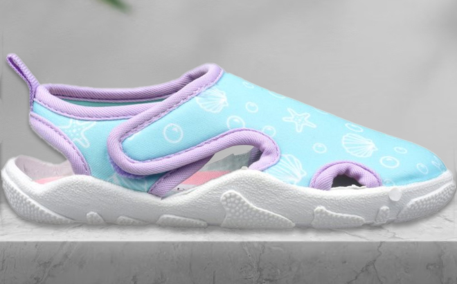 ZOOGS Girls Seashell Bubble Water Shoes on Marble