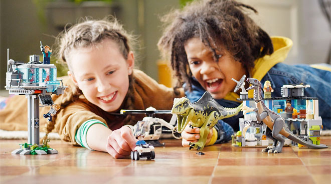 Kids Playing LEGO Jurassic World Giganotosaurus Therizinosaurus Attack 810 Piece Set