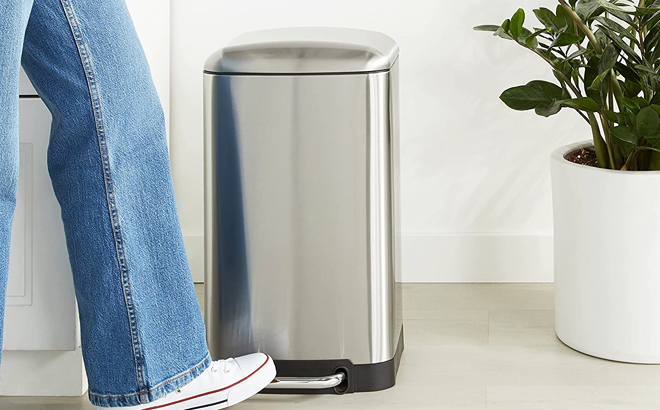 Amazon Basics 20 Liter Rectangular Trash Can