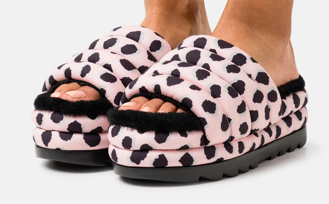 Woman is Wearing a Maxi Slide Cheetah Print in Pink Scallop
