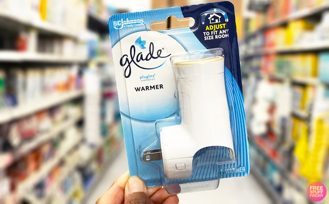 a Hand Holding Glade Oil Warmer Pack