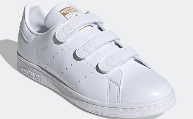 an Image of an Adidas Mens Stan Smith Shoes White Color with Gold Metallic Accents