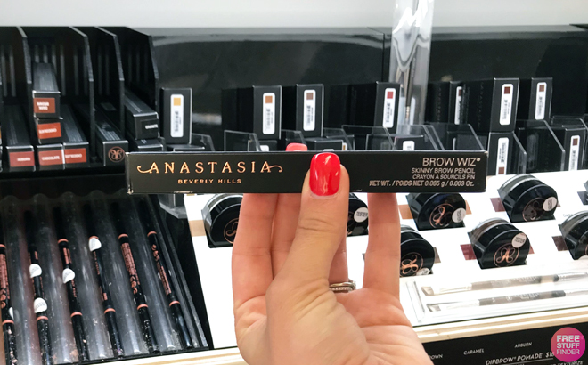 Holding Anastasia Beverly Hils Brow Wiz