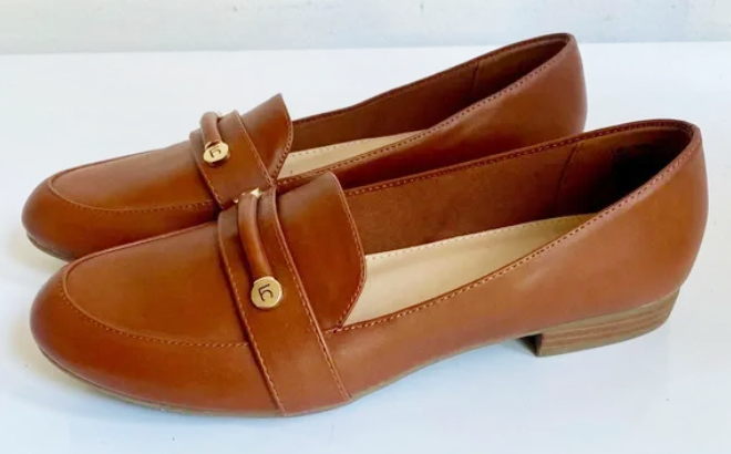 Liz Claiborne Womens Trish Loafers in Cognac Color