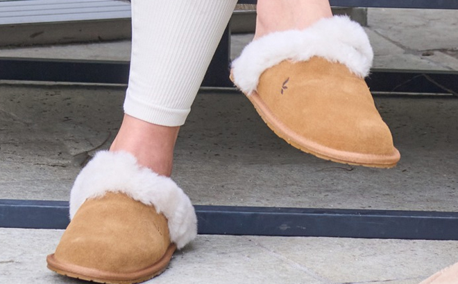 A Model Wearing a Koolaburra by UGG Womens Milo Slipper