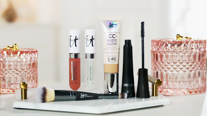 IT Cosmetics 5 Piece Set on Table IT Cosmetics 5 Piece Set on Table