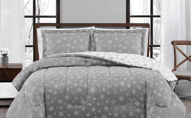 Brooklyn Loom Snowflake 3 pc Midweight Reversible Comforter Set in Snowflake Grey Color