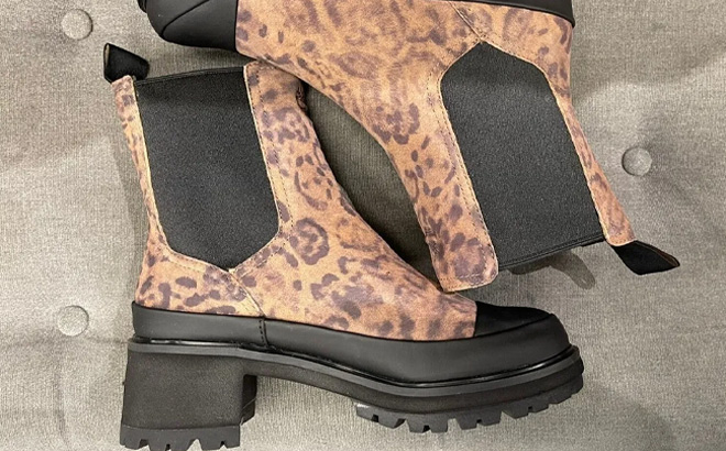 Timberland Brown Leopard Kori Park Chelsea 2 0 Leather Boots on the Chair