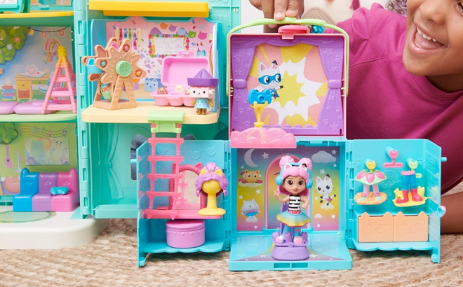Gabbys Dollhouse Dress Up Closet Portable Playset with a Gabby Doll Surprise Toys and Photo Shoot Accessories