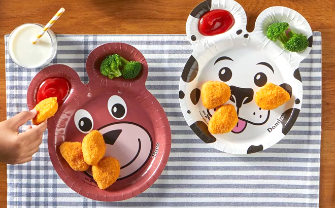 Kids Eating from Hefty Zoo Pals Disposable Plates on a Table Kids Eating from Hefty Zoo Pals Disposable Plates on a Table