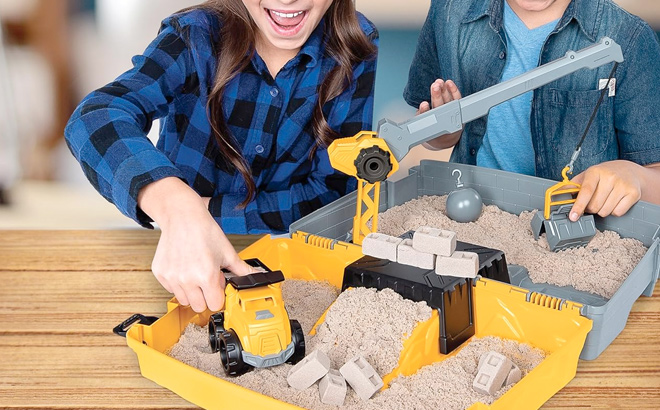 Kinetic Sand Construction Site Folding Sandbox with Toy Truck and 2lbs of Play Sand