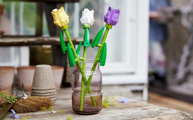 LEGO Tulips at the Desk LEGO Tulips at the Desk