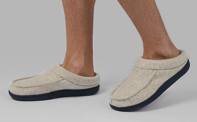 Pair of 32 Degrees Mens Indoor and Outdoor Slippers Pair of 32 Degrees Mens Indoor and Outdoor Slippers