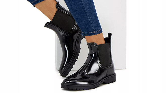 Women Wearing Rylien Rain Boots in Black Color Women Wearing Rylien Rain Boots in Black Color