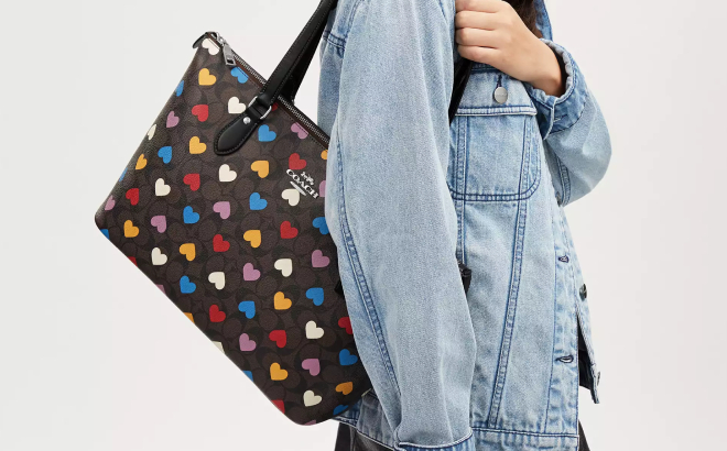 Coach Outlet Gallery Tote In Signature Canvas With Heart Print