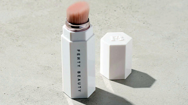 Fenty Beauty Portable Highlighter Brush 140 Fenty Beauty Portable Highlighter Brush 140