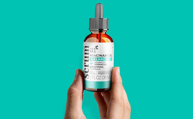 Fingers Holding Artnaturals Niacinamide Face Serum