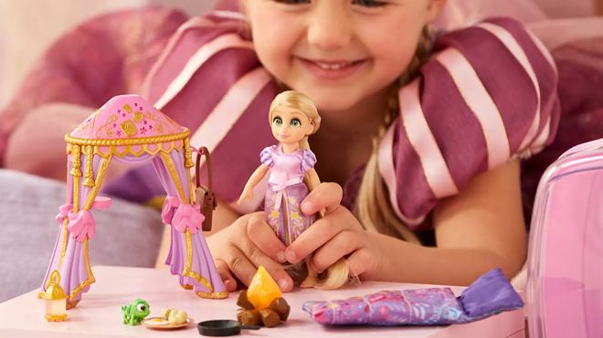 A girl playing with Disney Mini Doll Set A girl playing with Disney Mini Doll Set