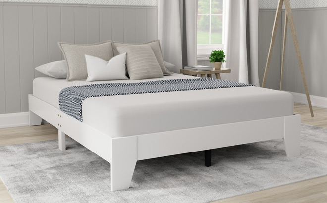 Hillsdale Furniture Casey Full Wood Platform Bed in Full Size