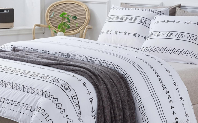 Litanika 3 Piece White Full Size Comforter Set Litanika 3 Piece White Full Size Comforter Set