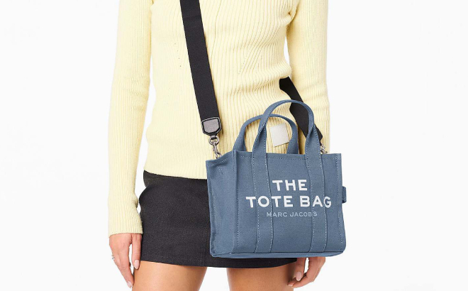 Marc Jacobs Logo Printed Zipped Small Tote Bag Marc Jacobs Logo Printed Zipped Small Tote Bag