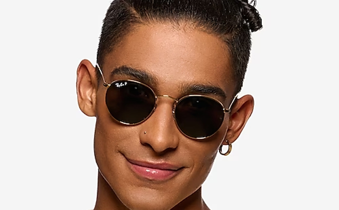 Model Wearing Ray Ban Rb3447 Round Metal Sunglasses Model Wearing Ray Ban Rb3447 Round Metal Sunglasses