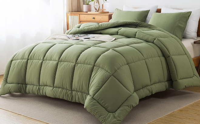 WhatsBedding 3 Piece Sage Green King Size Comforter Set