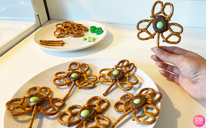 DIY Shamrock Pretzels for St Paddys Day