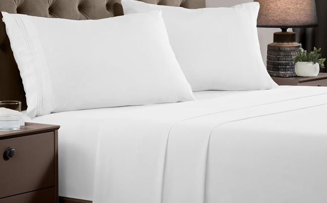 Mellanni Queen 4 Piece Sheet Set in the Color White