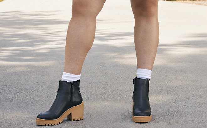No Boundaries Womens Lug Sole Chelsea Boots