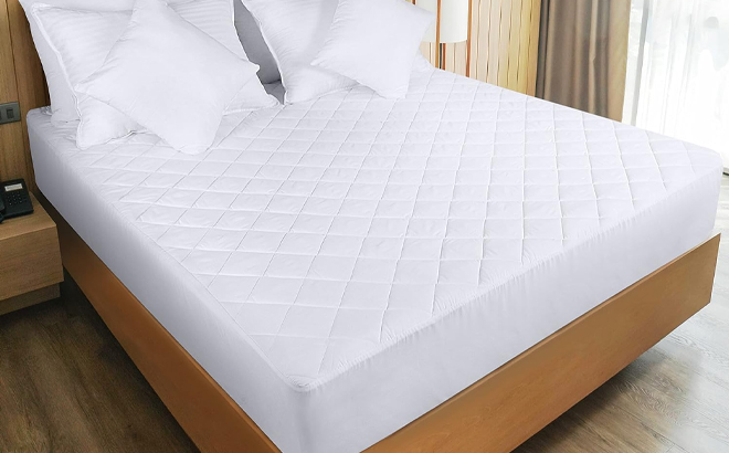 Utopia Bedding Quilted Queen Fitted Mattress Pad in the Color White