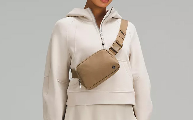 A Person Wearing a Lululemon Everywhere Belt Bag 1L Canvas in Artifact Color