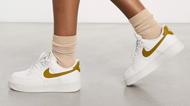 A Lady wearing Nike Air Force 1 07 SE Womens Sneakers