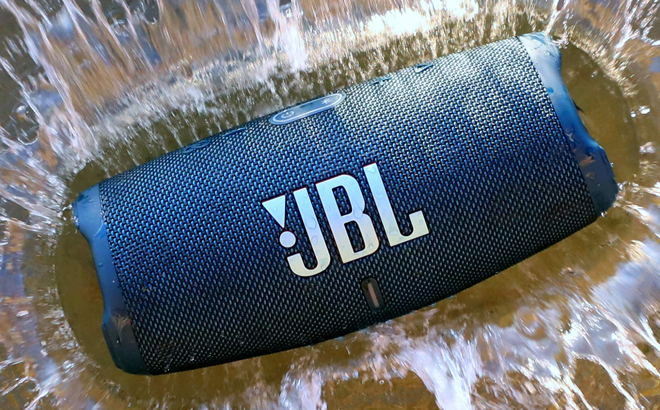 JBL Charge 5 Portable Waterproof Speaker with Powerbank in Blue JBL Charge 5 Portable Waterproof Speaker with Powerbank in Blue