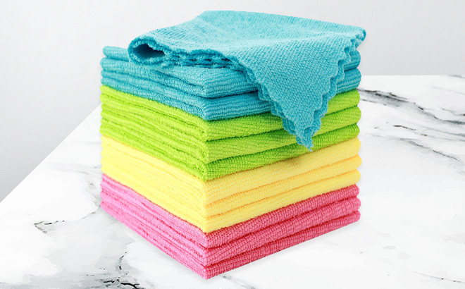 Moonqueen 12 Pack Microfiber Cleaning Cloth on the Table