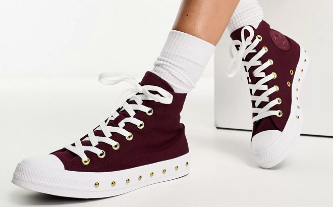 Converse Chuck Taylor All Star Shoes in Burgundy Color