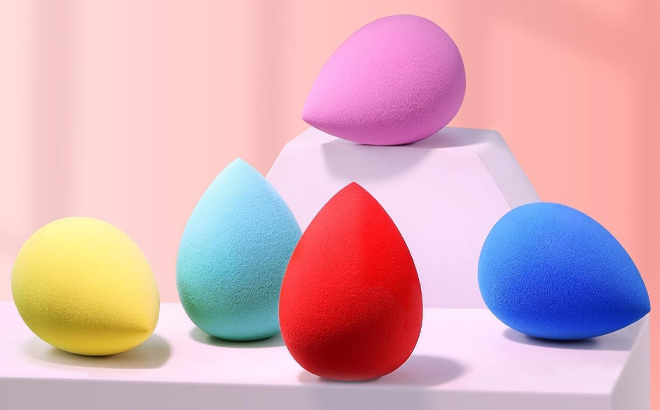Beakey 5 Piece Makeup Sponge Set on a Product Display Stand Beakey 5 Piece Makeup Sponge Set on a Product Display Stand