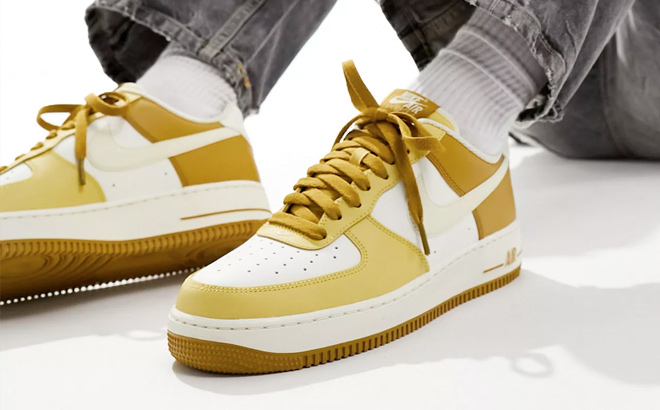 Nike Air Force 1 07 sneakers in mustard and off white Nike Air Force 1 07 sneakers in mustard and off white