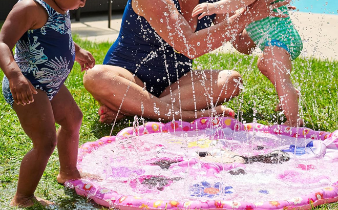 People playing around Kids Splash Mat People playing around Kids Splash Mat