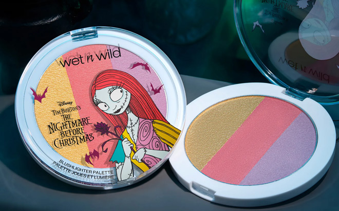 Wet N Wild x Nightmare Before Christmas Blushlighter Palette Wet N Wild x Nightmare Before Christmas Blushlighter Palette
