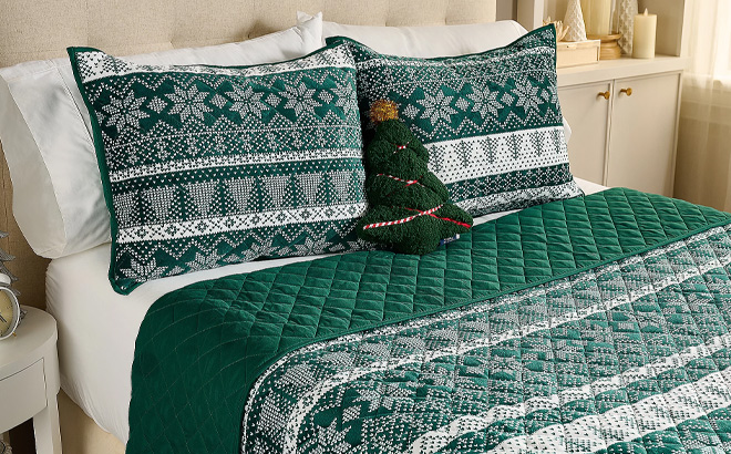 Home Reflections Holiday Printed Quilt Set in Green Color
