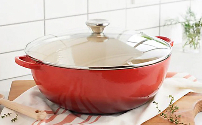 Le Creuset 7 5 Quart Enameled Cast Iron Oven with Lid on a Table Le Creuset 7 5 Quart Enameled Cast Iron Oven with Lid on a Table