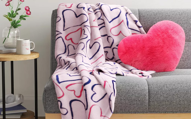 Room Essentials Recycled Poly Printed Outlined Hearts Plush Throw